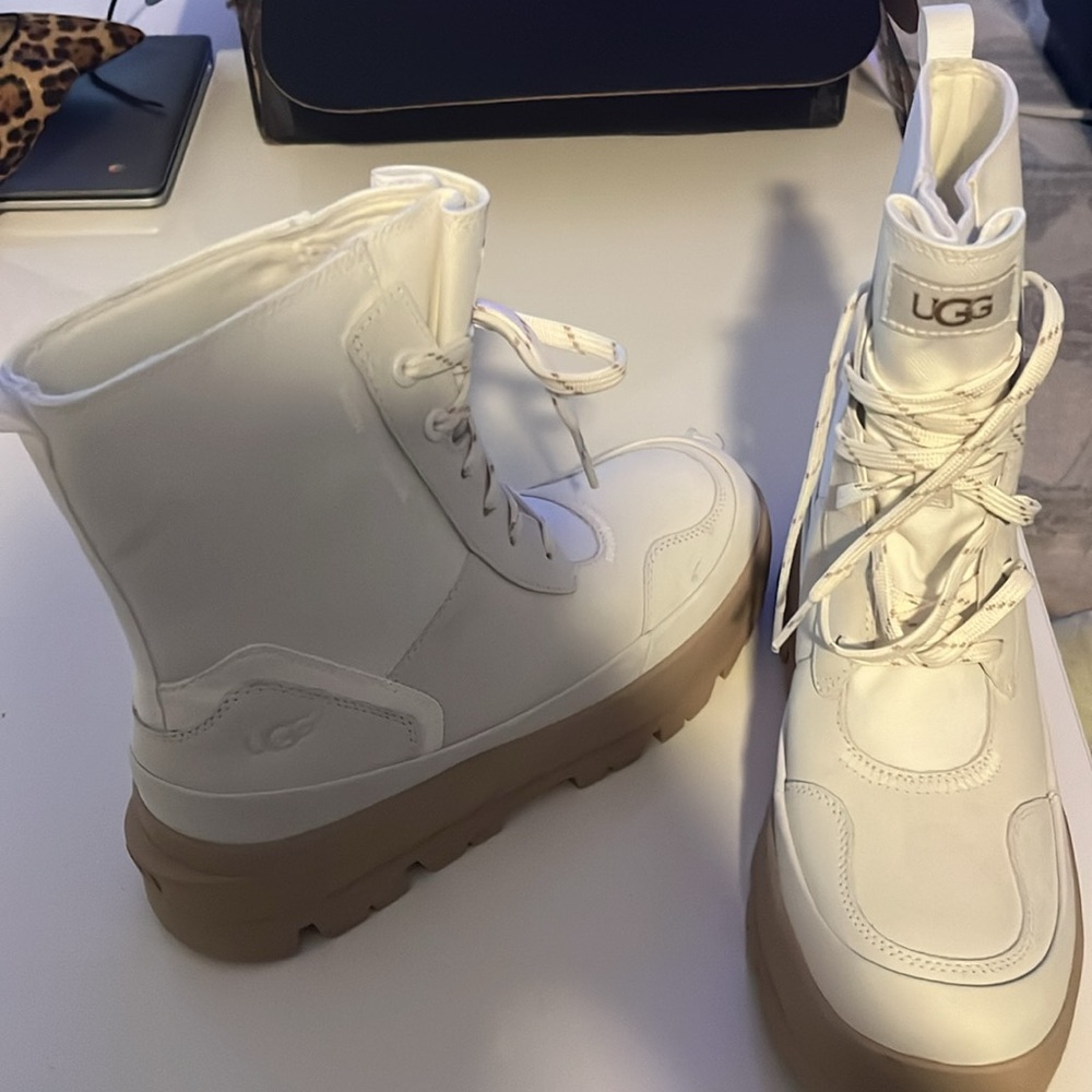 UGG - Picture 2 of 3